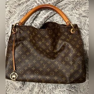 Authentic Louis Vuitton Artsy handbag